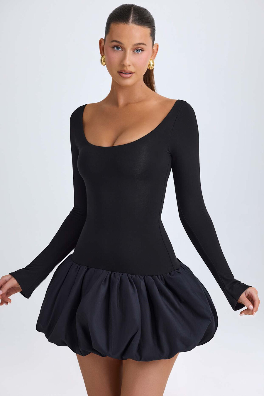 vestido curto preto com decote redondo cintura baixa e barra balonê.