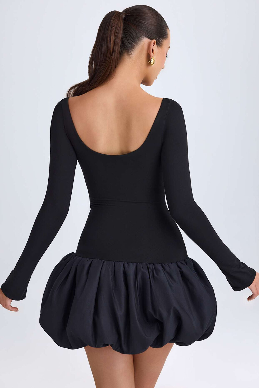 vestido curto preto com decote redondo cintura baixa e barra balonê.