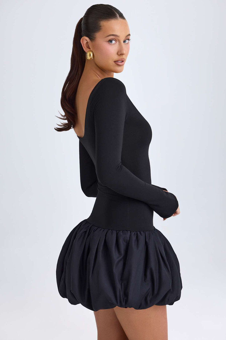 vestido curto preto com decote redondo cintura baixa e barra balonê.