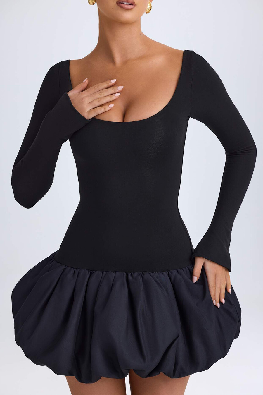 vestido curto preto com decote redondo cintura baixa e barra balonê.