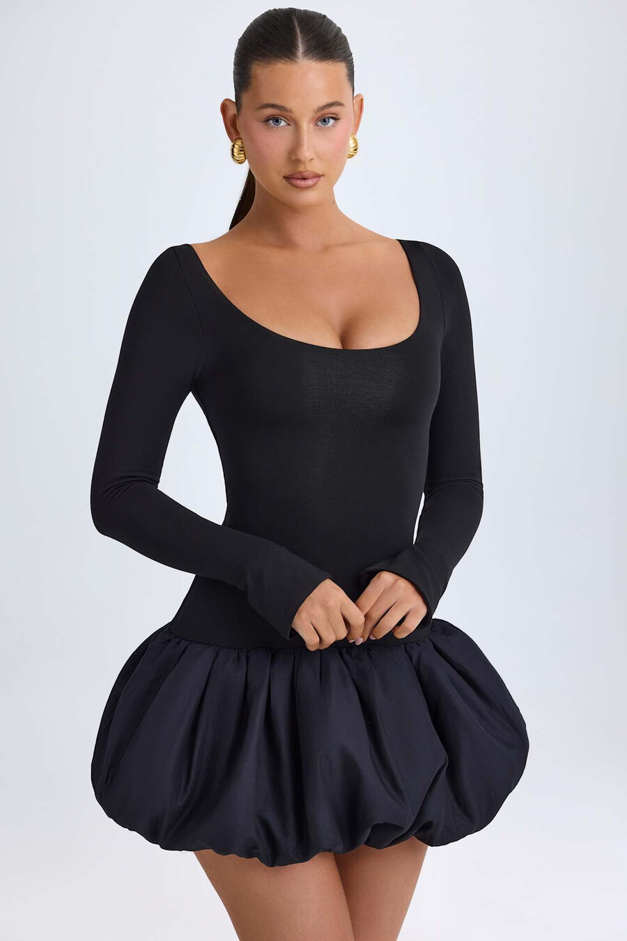 vestido curto preto com decote redondo cintura baixa e barra balonê.