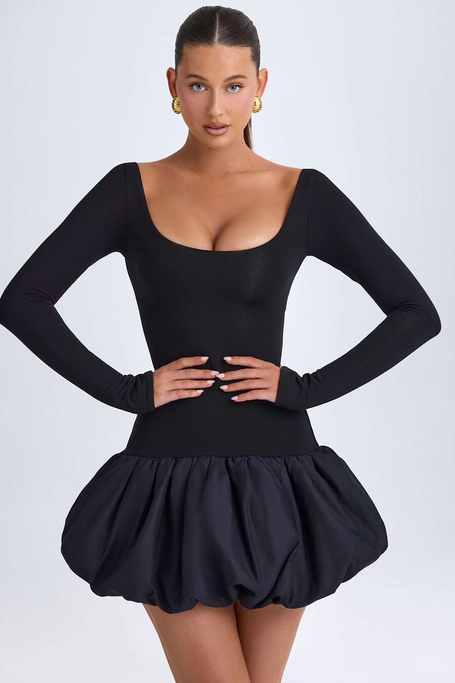 vestido curto preto com decote redondo cintura baixa e barra balonê.