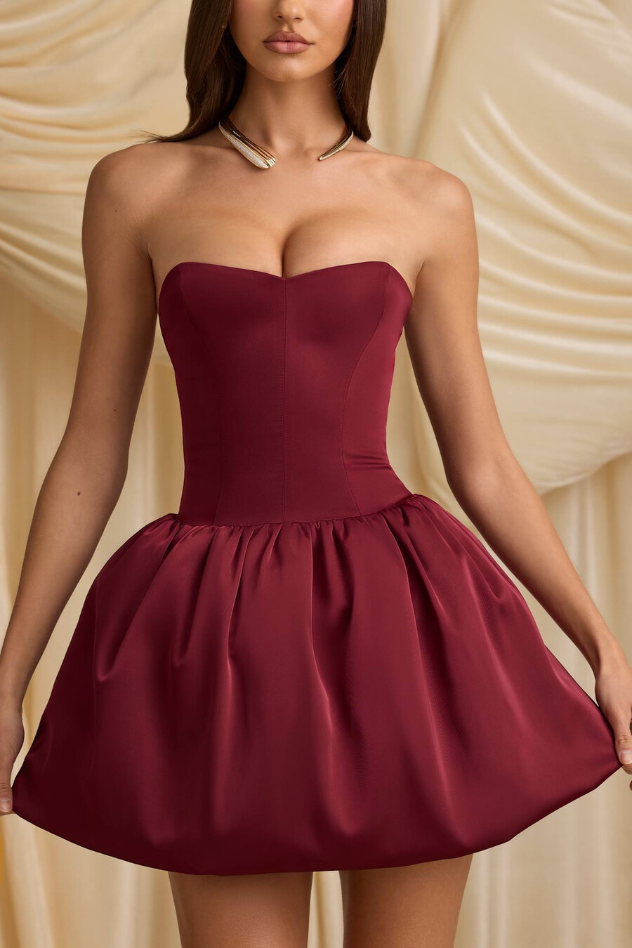 vestido midi conversível com detalhe de laço e barra balonê na cor vermelho vinho.