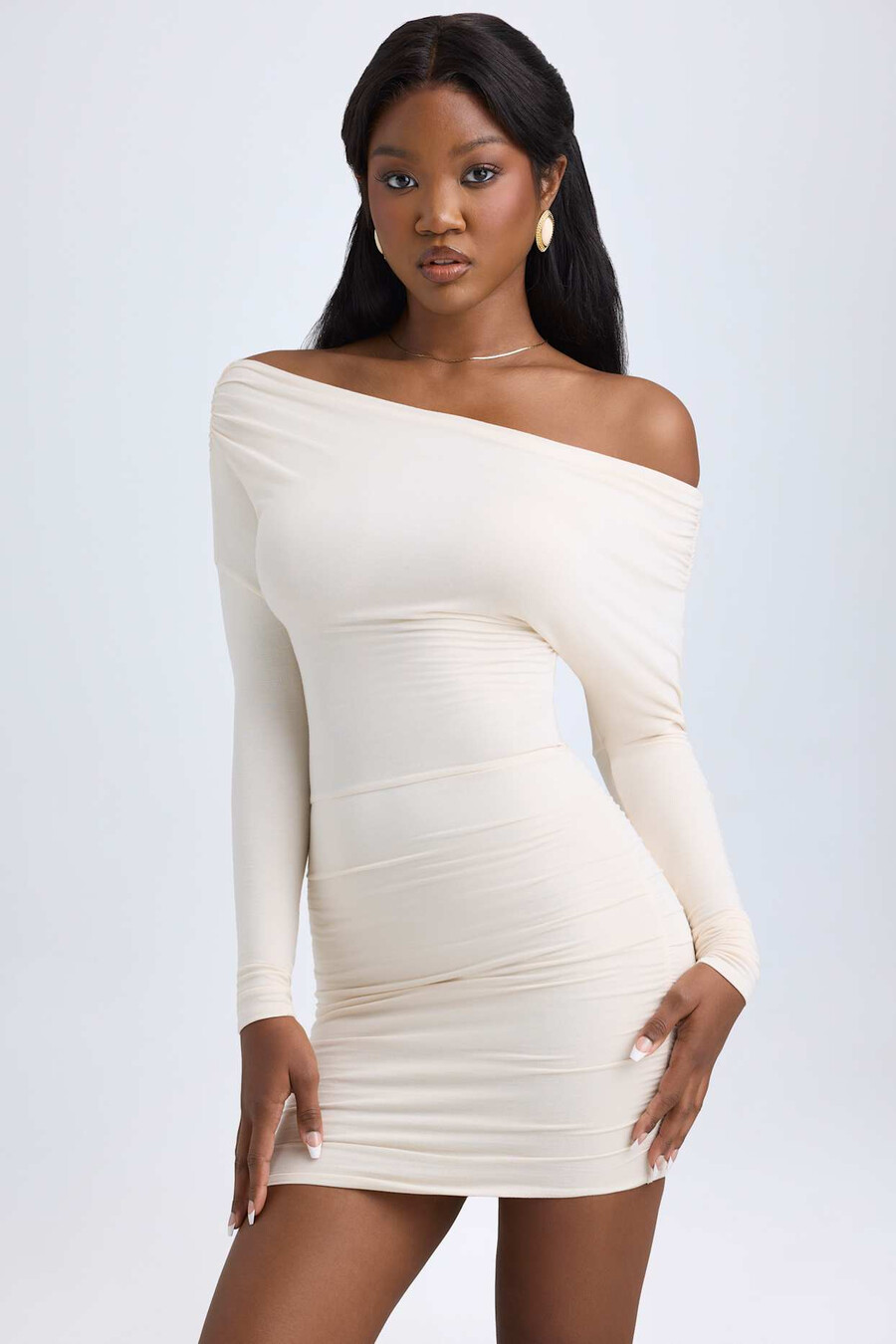 vestido curto drapeado ombro a ombro em modal na cor marfim
