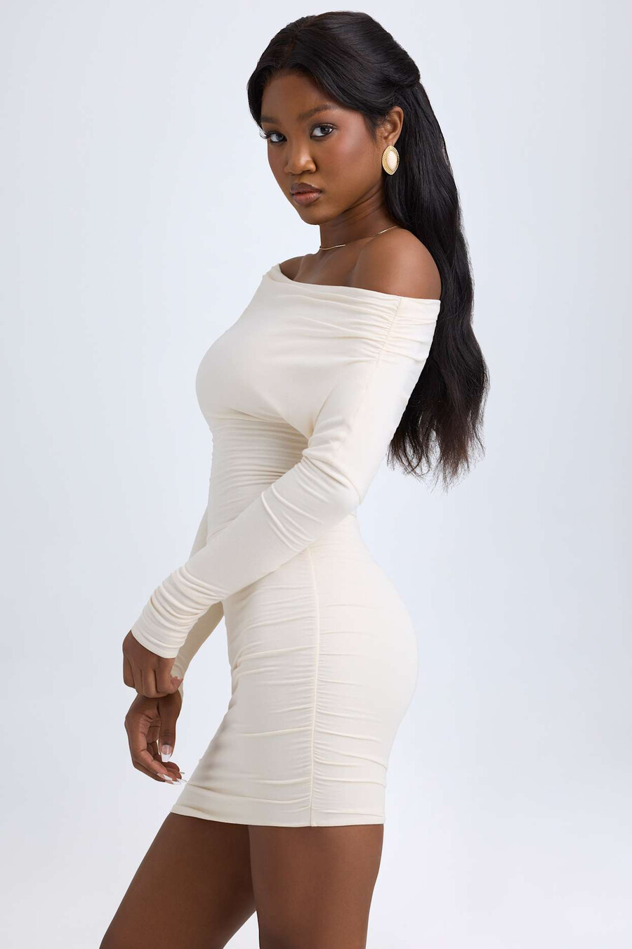 vestido curto drapeado ombro a ombro em modal na cor marfim