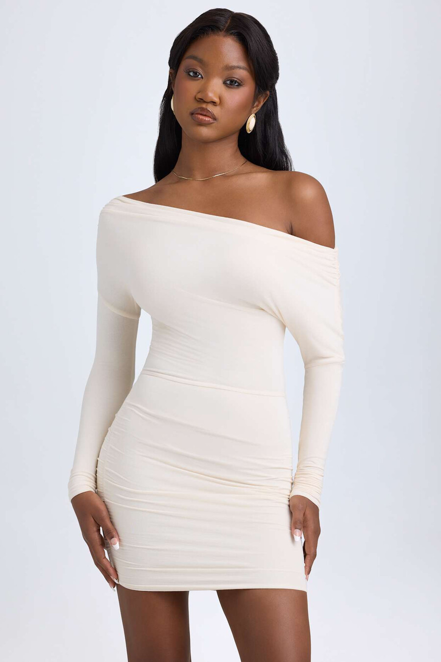 vestido curto drapeado ombro a ombro em modal na cor marfim