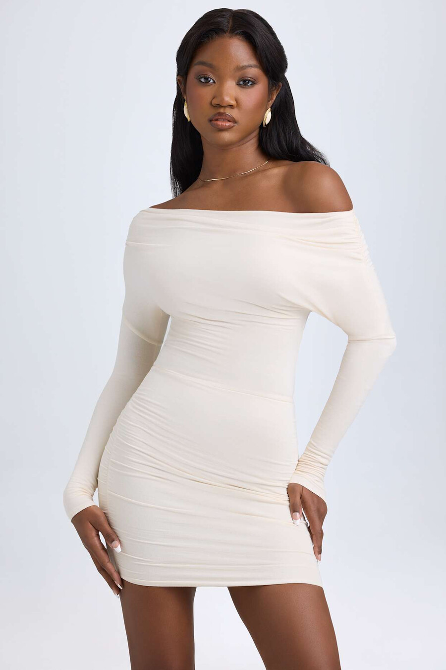 vestido curto drapeado ombro a ombro em modal na cor marfim