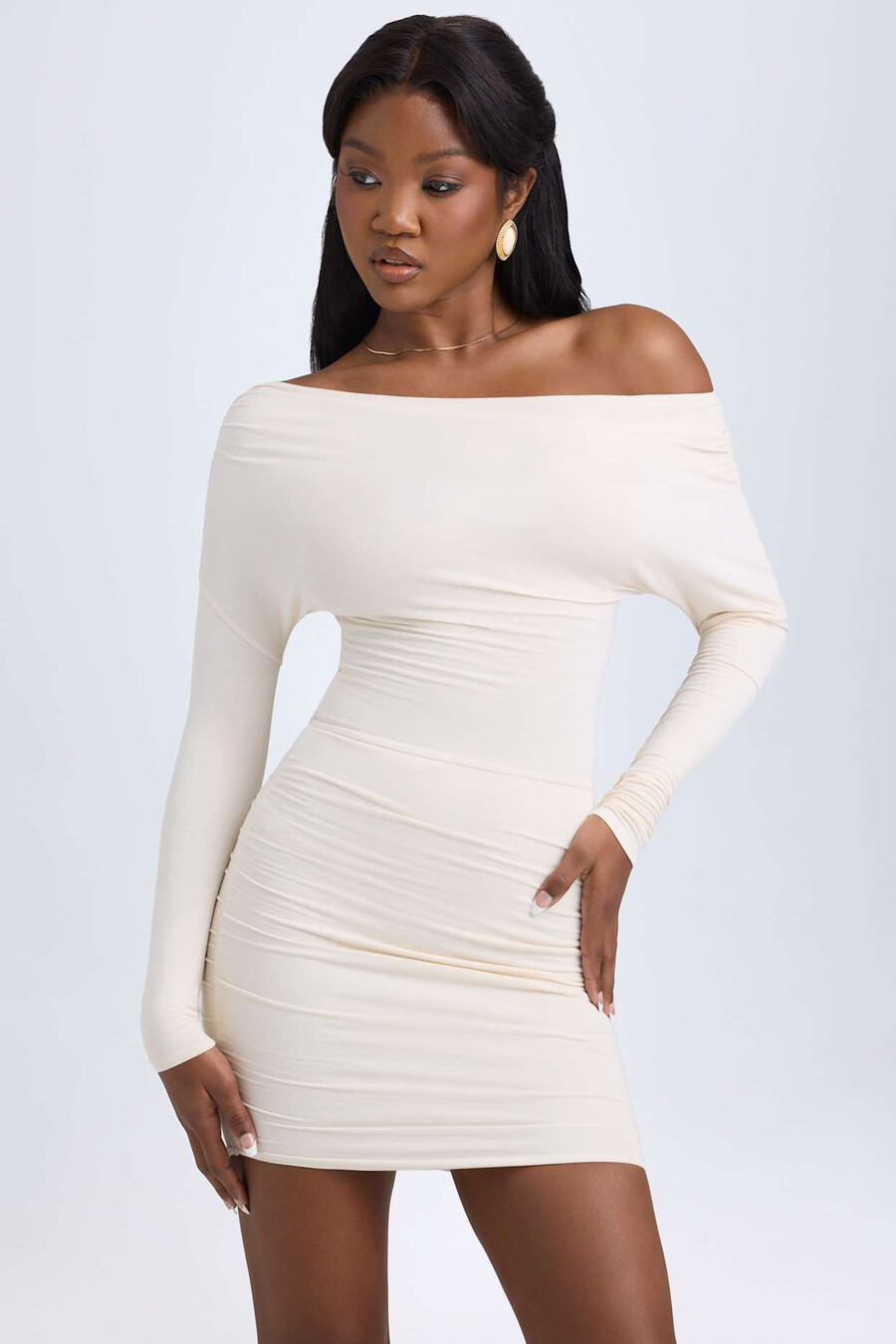 vestido curto drapeado ombro a ombro em modal na cor marfim