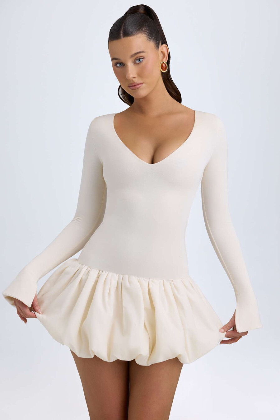 vestido curto de modal com cintura baixa e barra balonê na cor marfim.