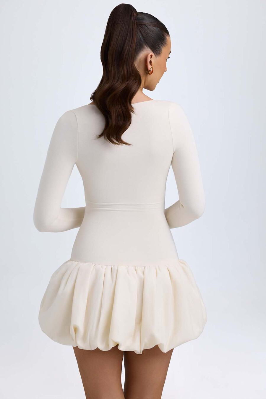 vestido curto de modal com cintura baixa e barra balonê na cor marfim.