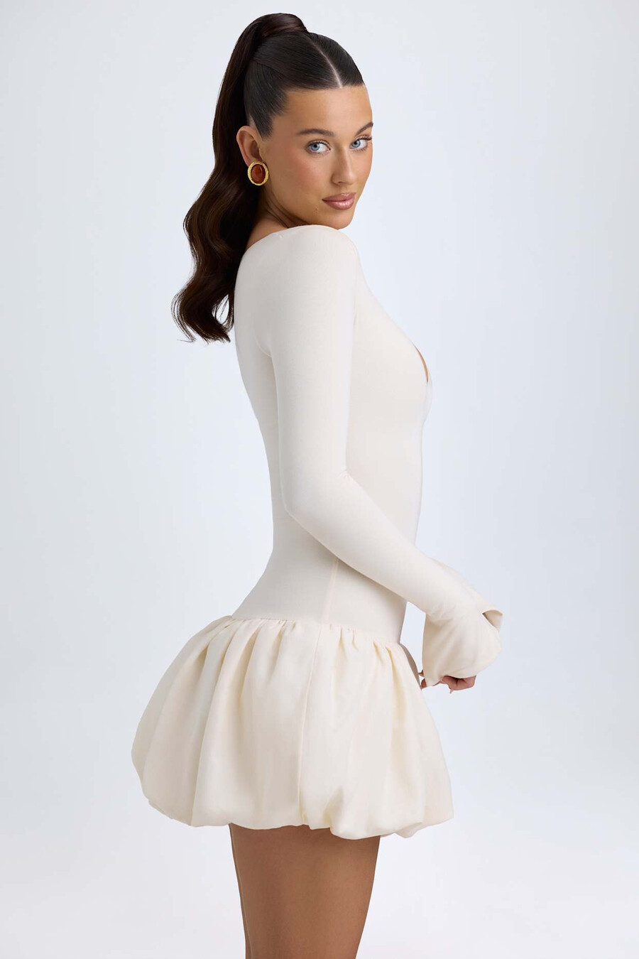 vestido curto de modal com cintura baixa e barra balonê na cor marfim.