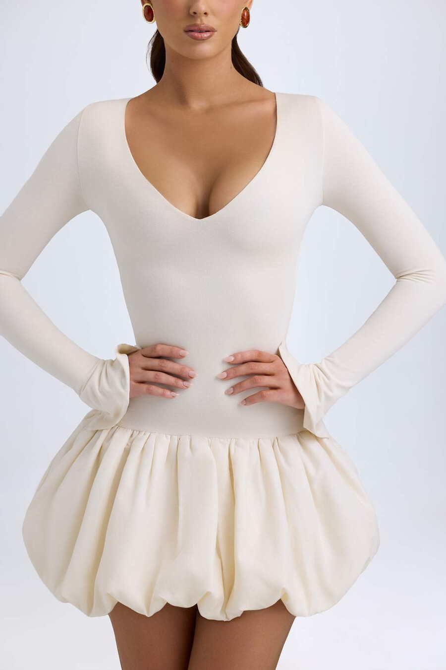 vestido curto de modal com cintura baixa e barra balonê na cor marfim.