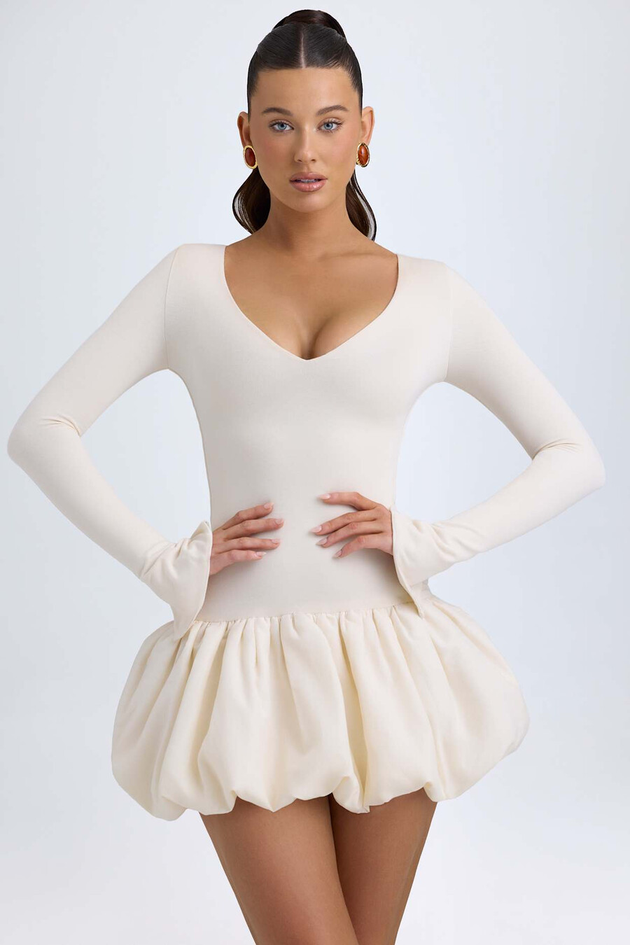 vestido curto de modal com cintura baixa e barra balonê na cor marfim.