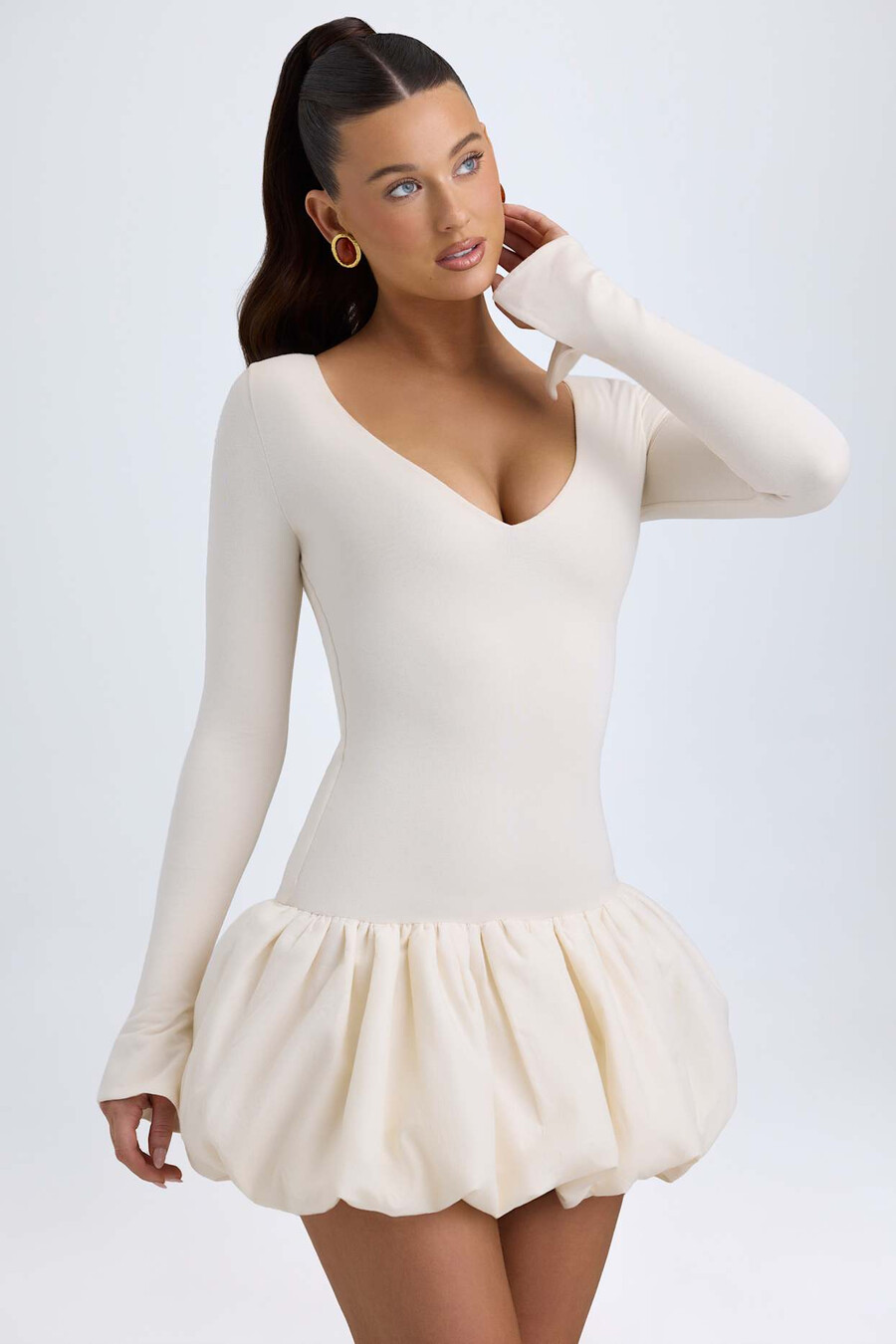 vestido curto de modal com cintura baixa e barra balonê na cor marfim.