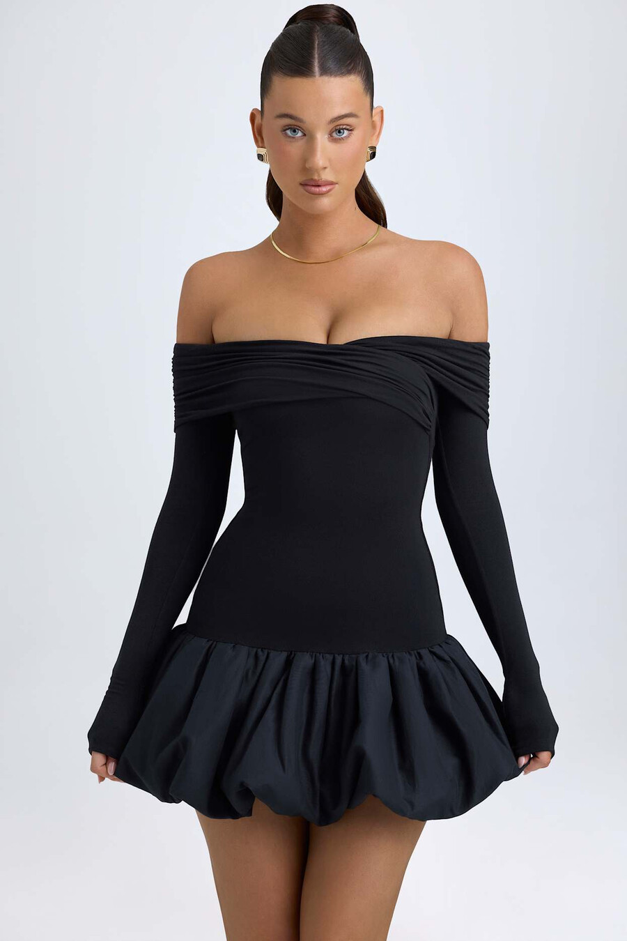 vestido curto preto em modal com ombros à mostra e barra balonê.