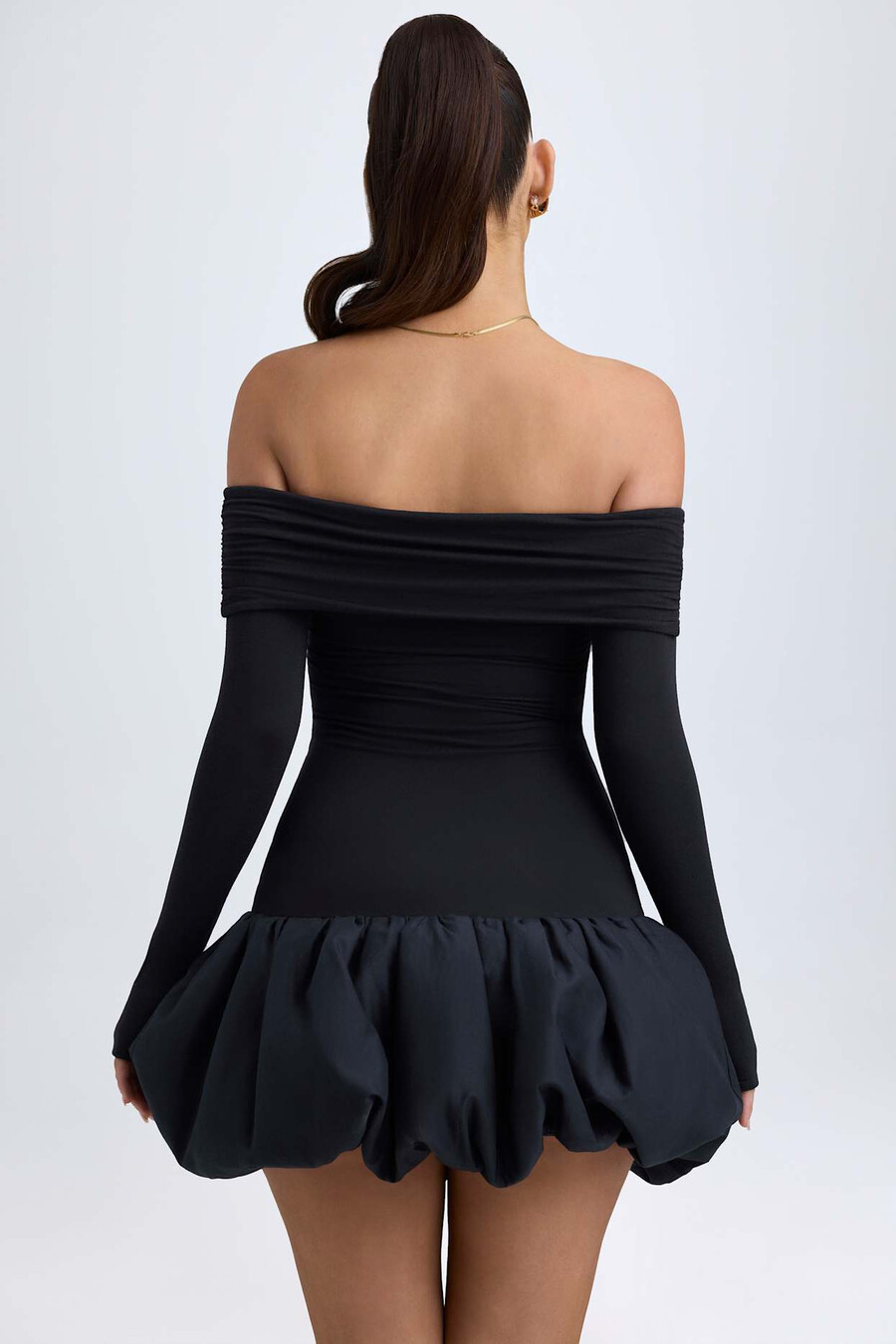 vestido curto preto em modal com ombros à mostra e barra balonê.
