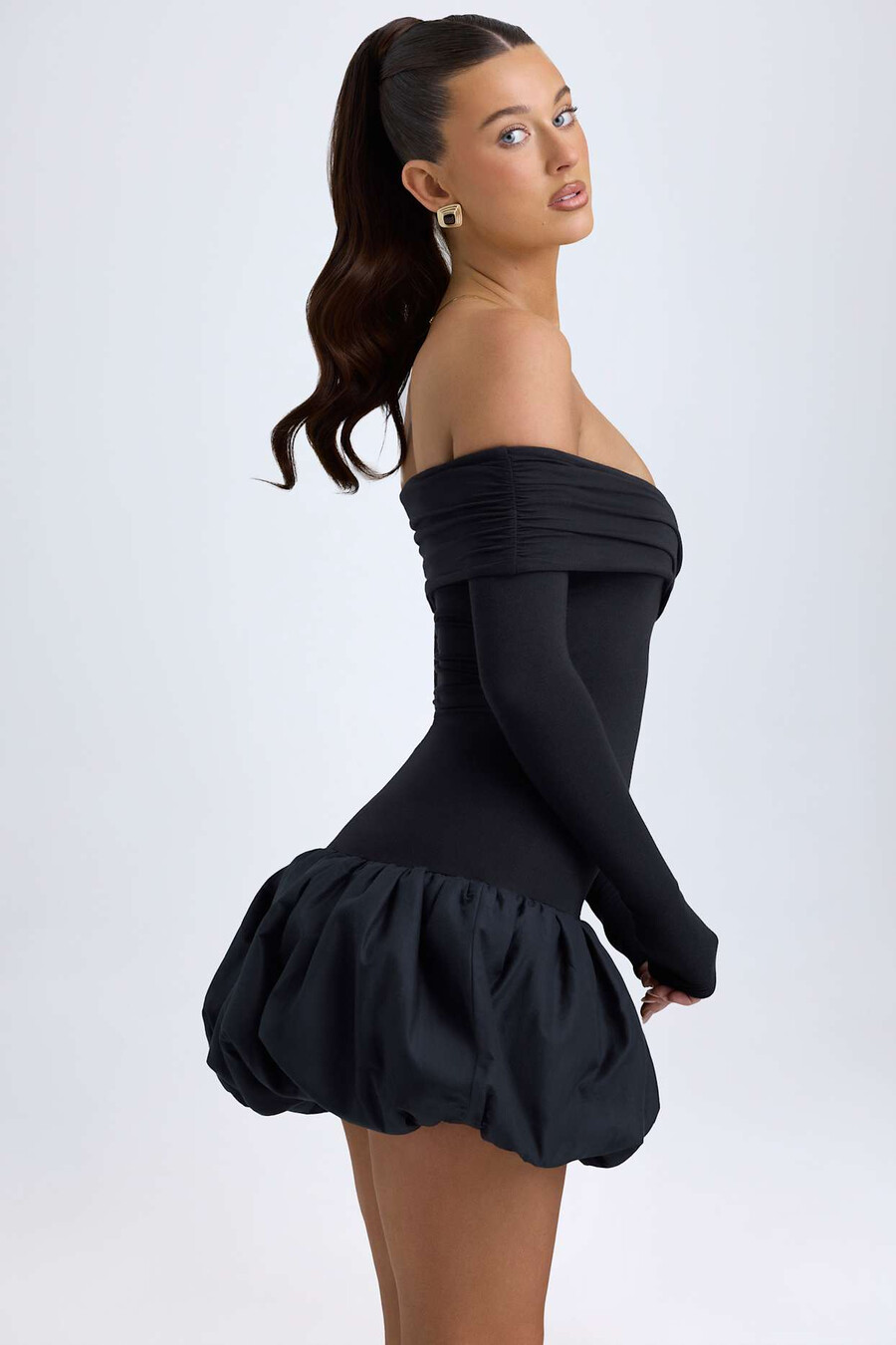 vestido curto preto em modal com ombros à mostra e barra balonê.