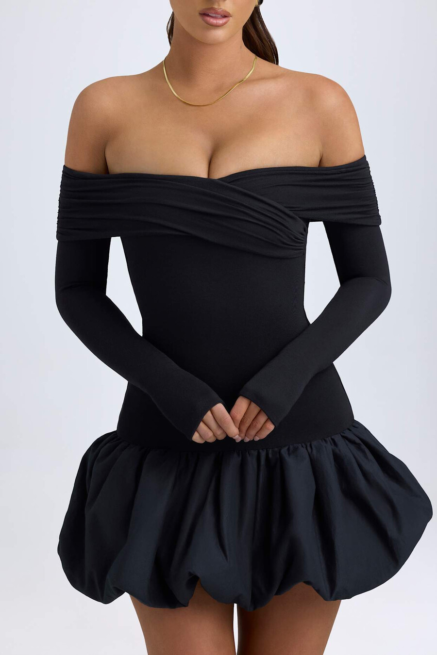 vestido curto preto em modal com ombros à mostra e barra balonê.