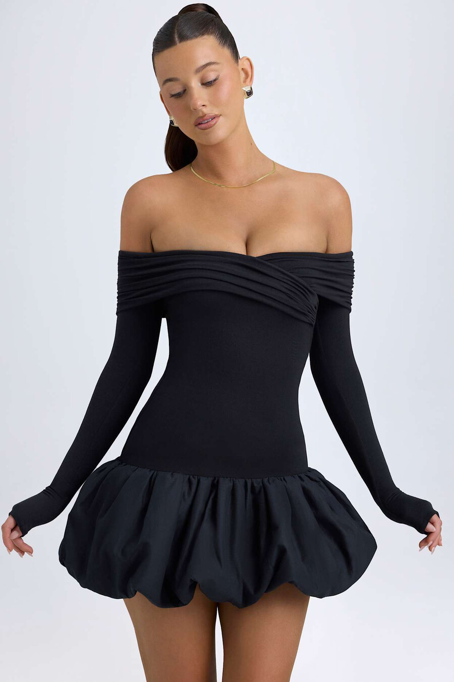 vestido curto preto em modal com ombros à mostra e barra balonê.