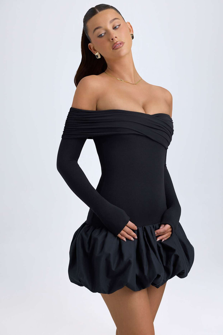 vestido curto preto em modal com ombros à mostra e barra balonê.