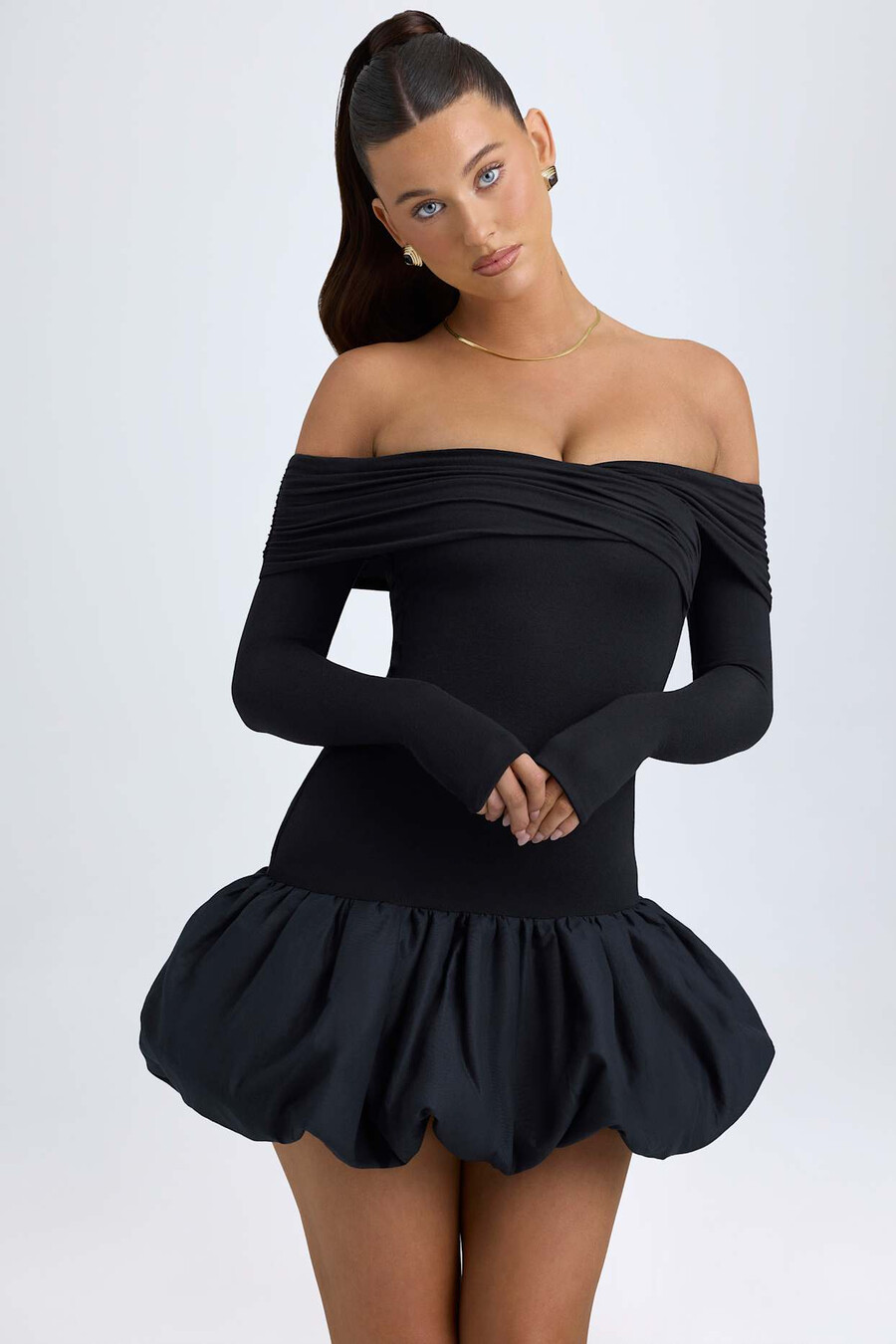 vestido curto preto em modal com ombros à mostra e barra balonê.