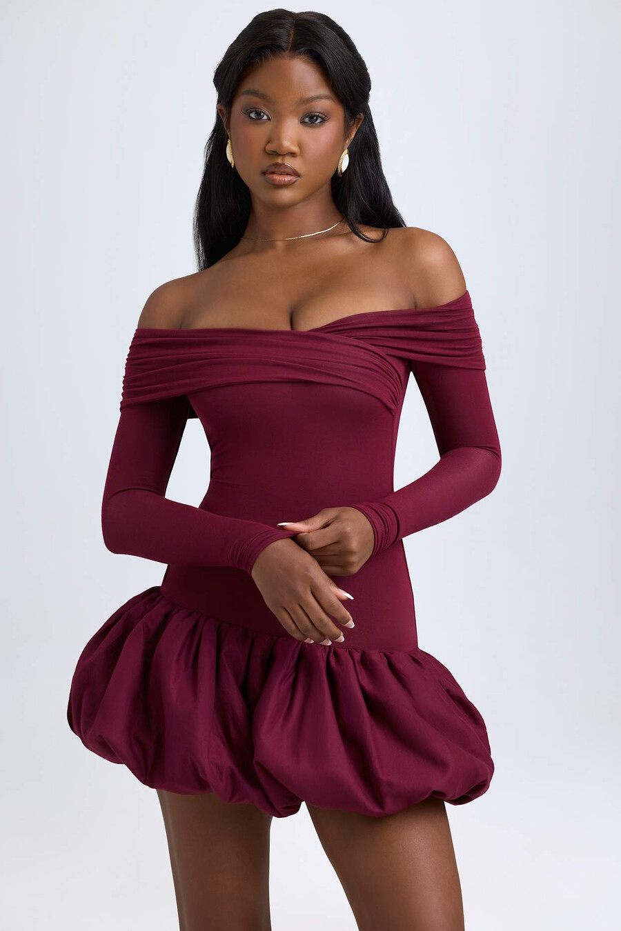 vestido curto de modal com ombros à mostra e barra balonê na cor vermelho vinho.