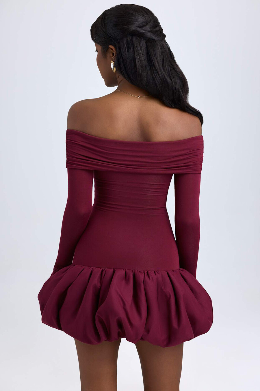 vestido curto de modal com ombros à mostra e barra balonê na cor vermelho vinho.