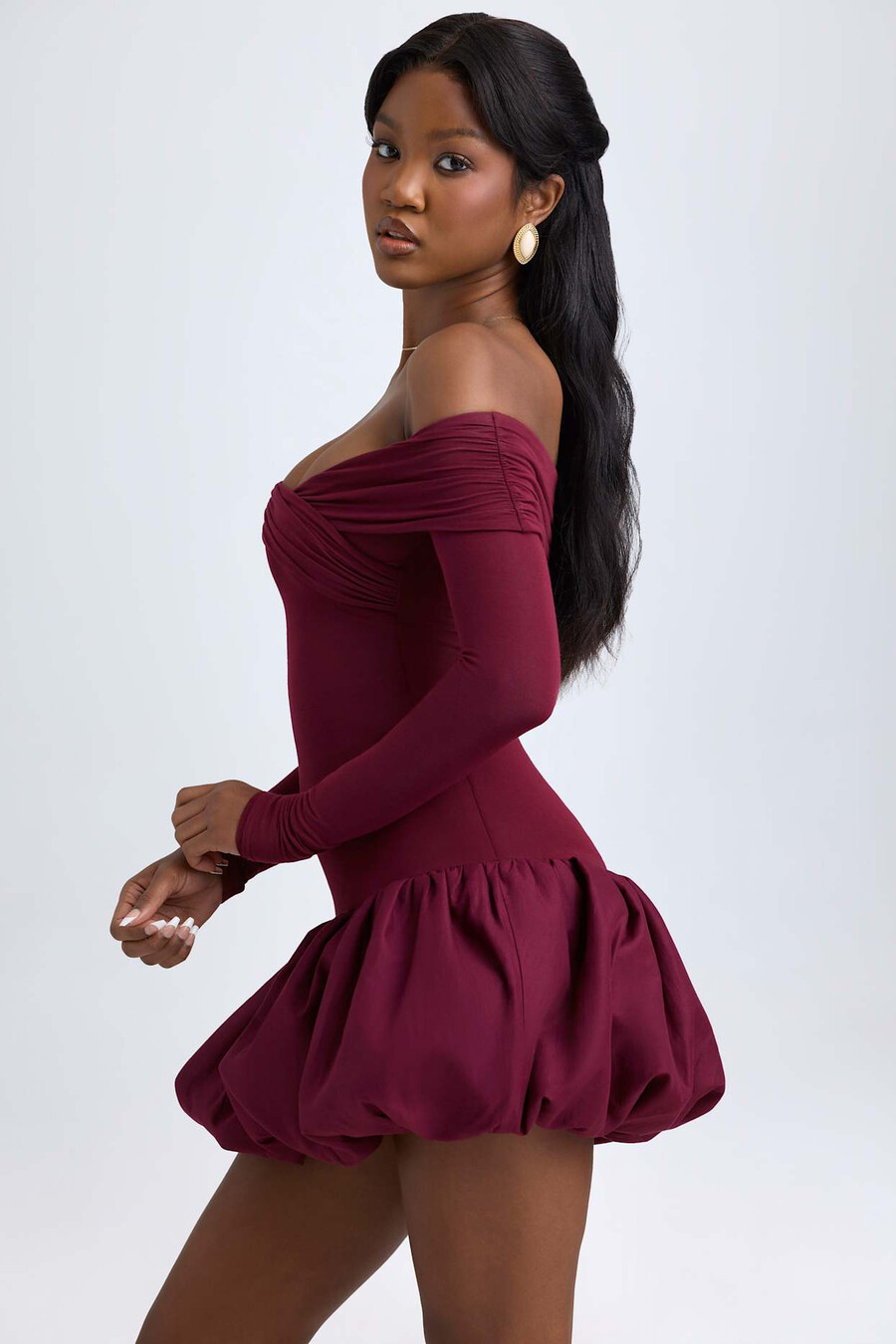 vestido curto de modal com ombros à mostra e barra balonê na cor vermelho vinho.