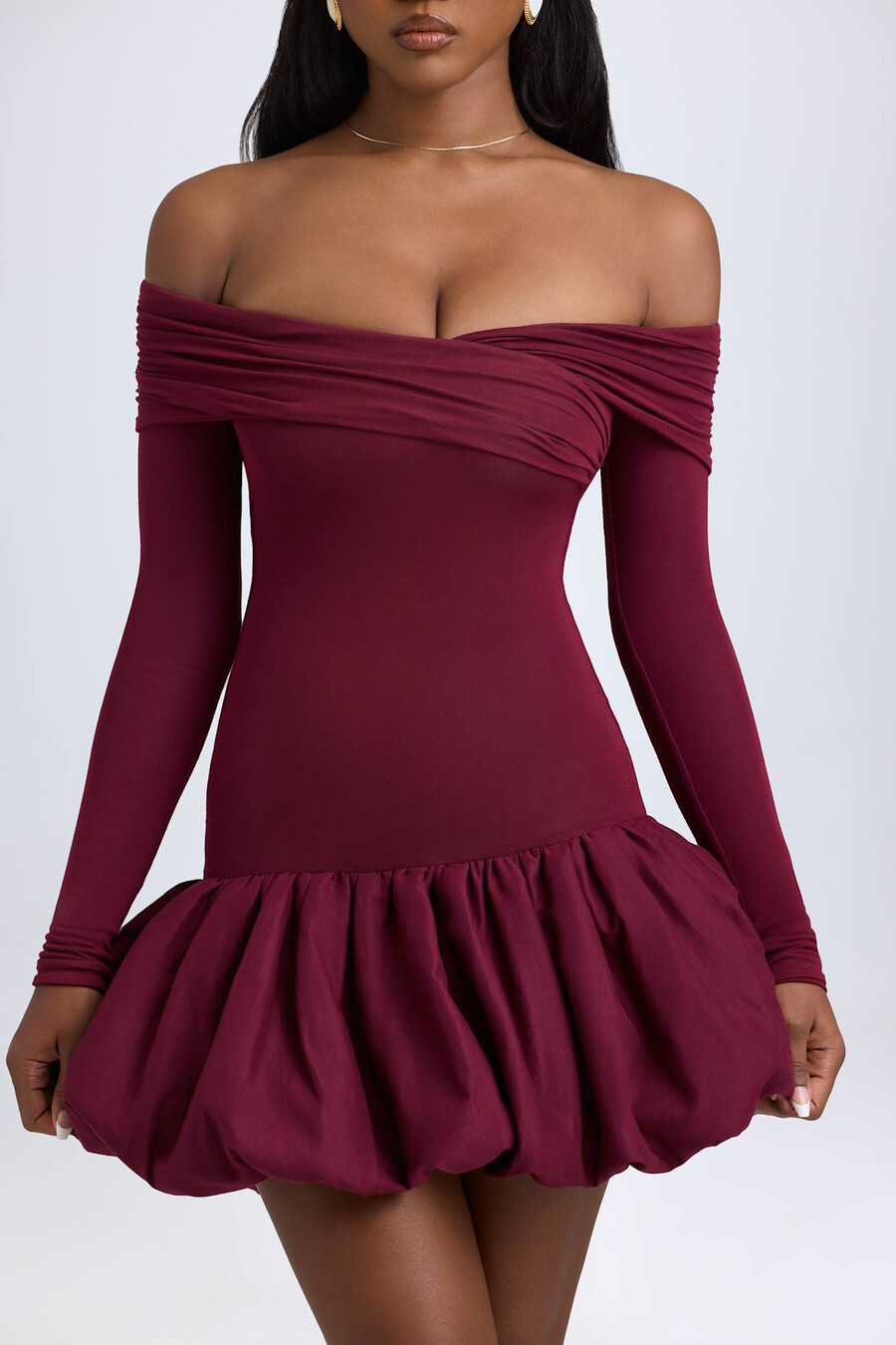 vestido curto de modal com ombros à mostra e barra balonê na cor vermelho vinho.