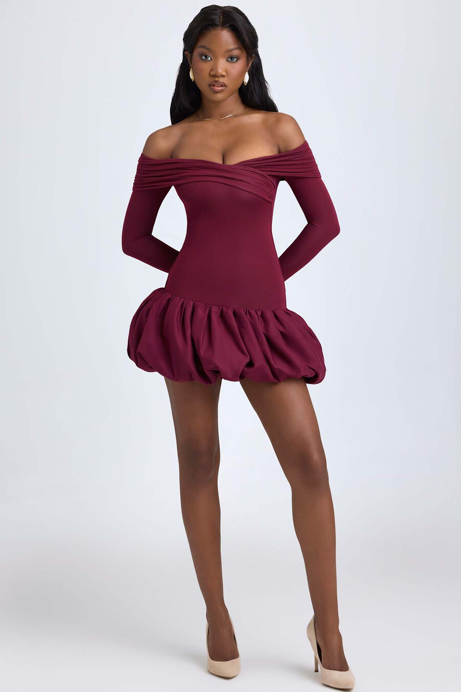 vestido curto de modal com ombros à mostra e barra balonê na cor vermelho vinho.