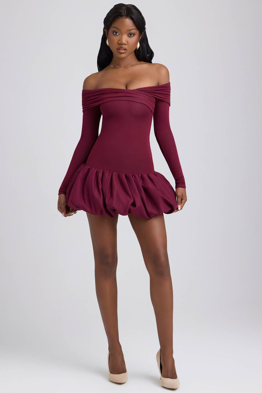 vestido curto de modal com ombros à mostra e barra balonê na cor vermelho vinho.