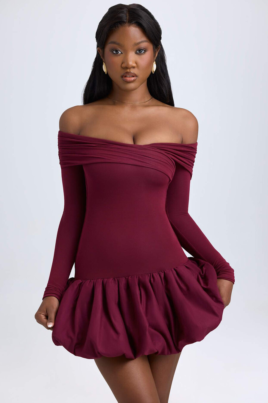 vestido curto de modal com ombros à mostra e barra balonê na cor vermelho vinho.