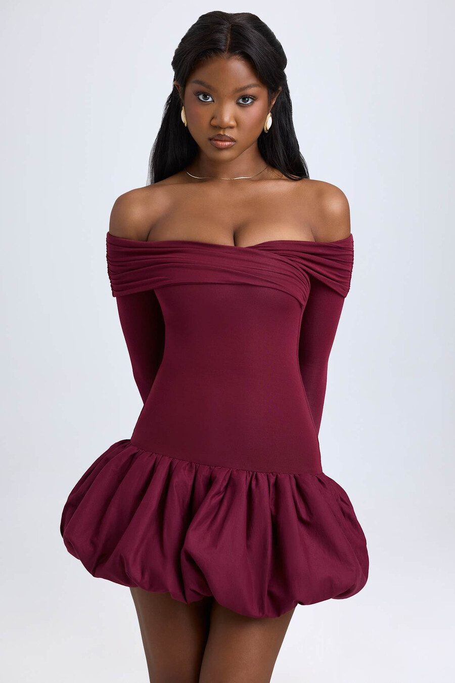 vestido curto de modal com ombros à mostra e barra balonê na cor vermelho vinho.
