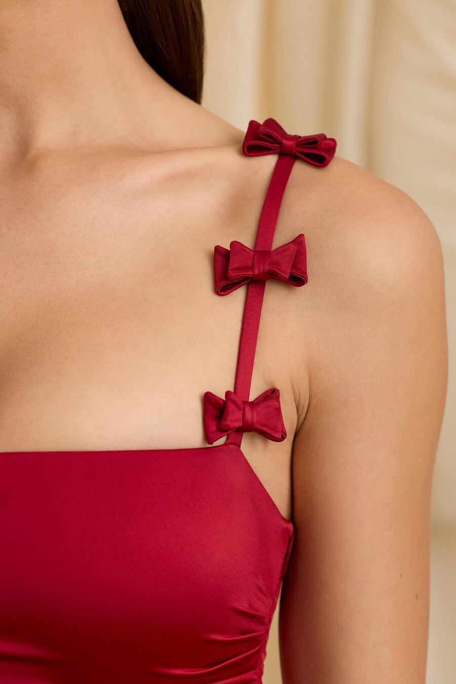 vestido curto vermelho vivo com detalhe de laço barra franzida e modelagem balonê.