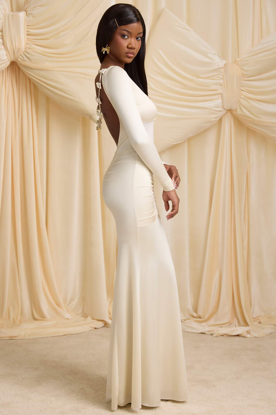 vestido longo franzido com detalhe de laço na cor marfim