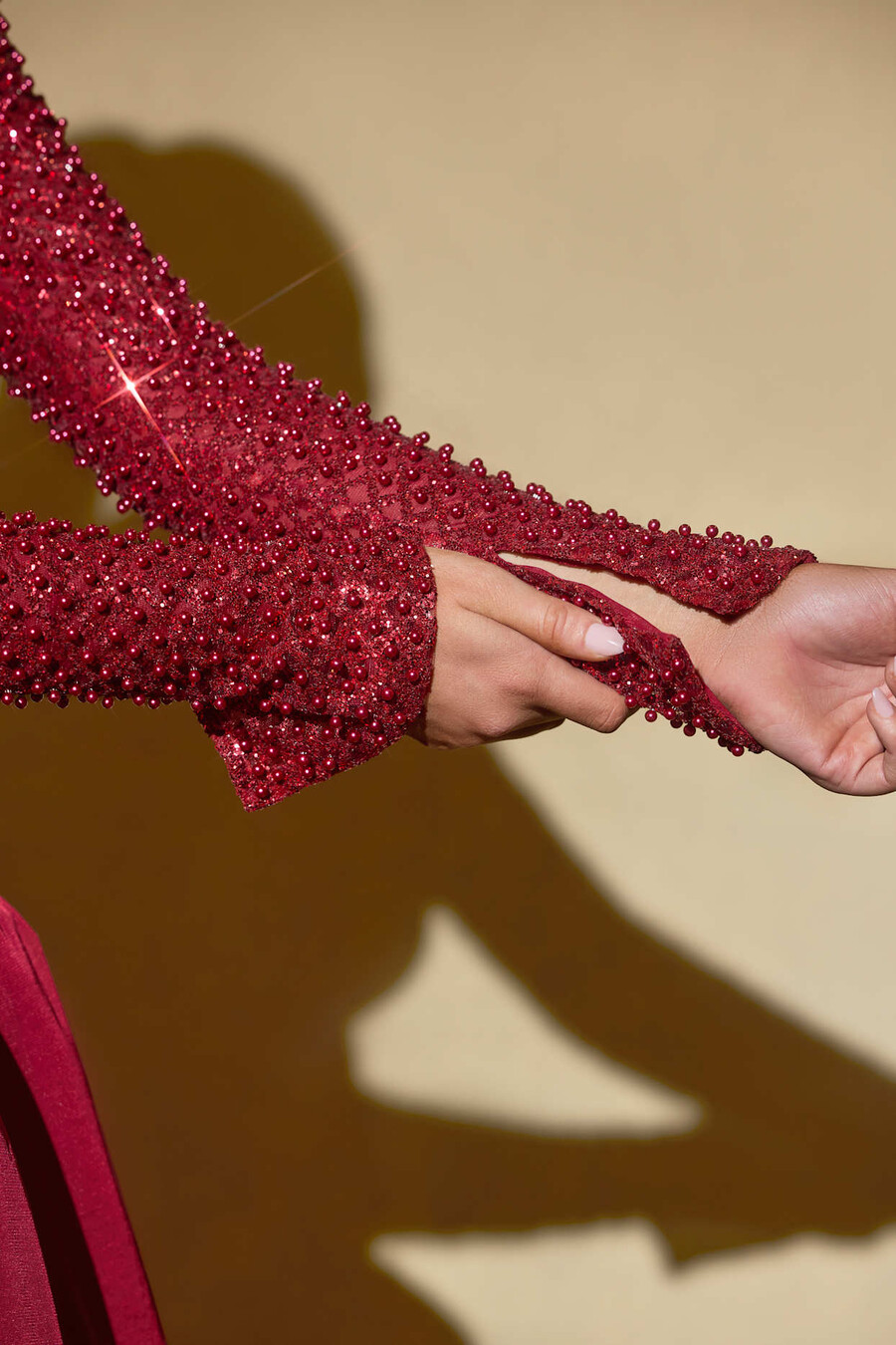 vestido curto vermelho com barra balonê e aplicações.