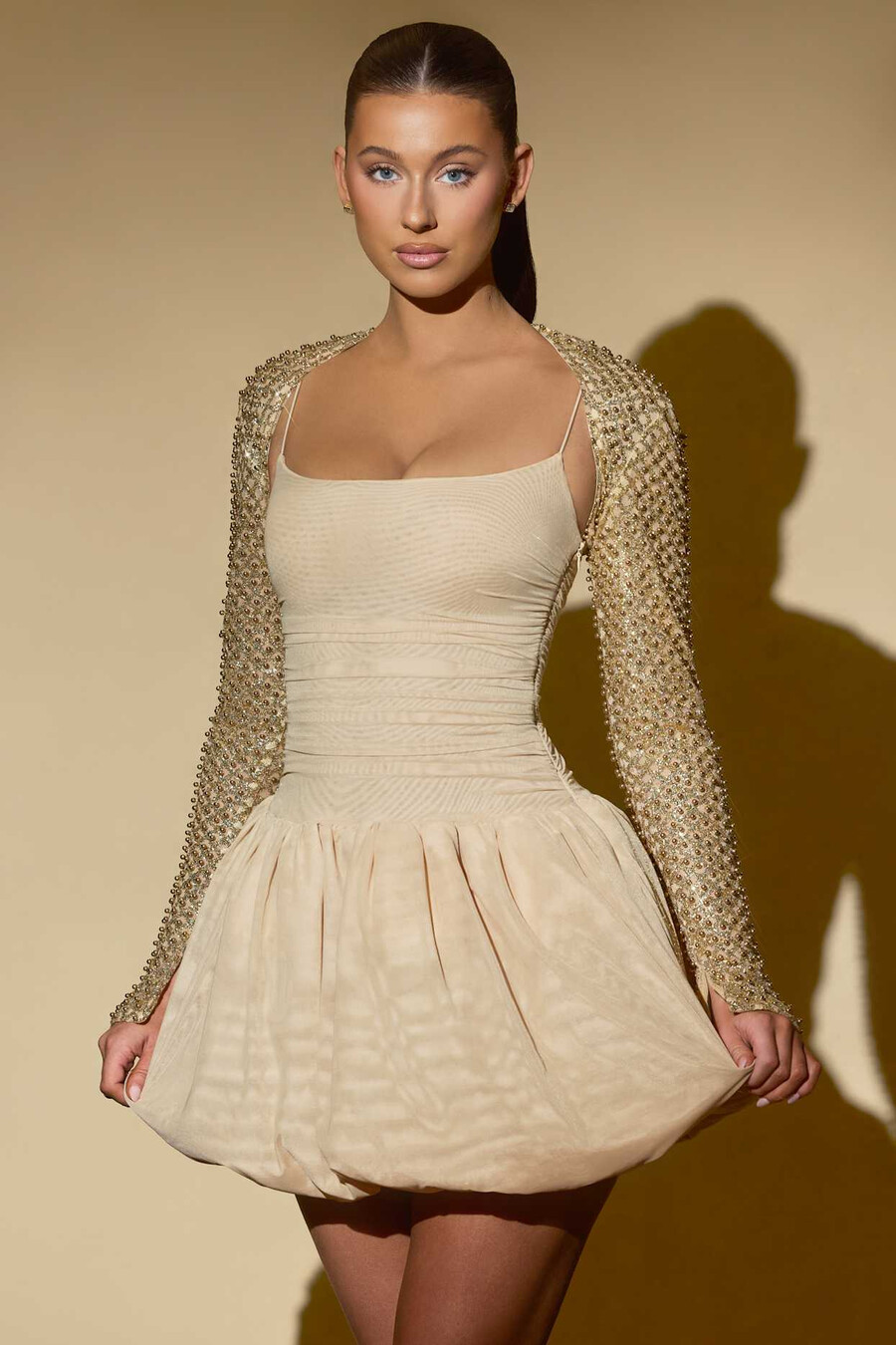 vestido curto com barra balonê e aplicações douradas
