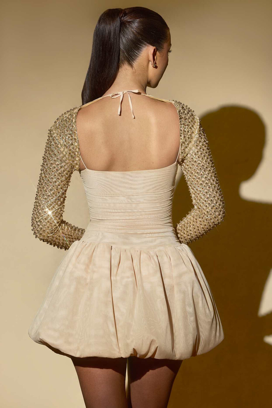vestido curto com barra balonê e aplicações douradas
