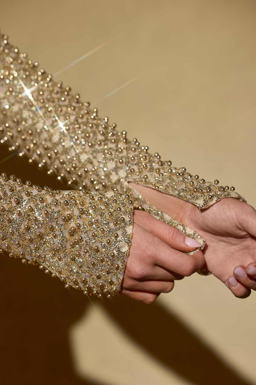 vestido curto com barra balonê e aplicações douradas
