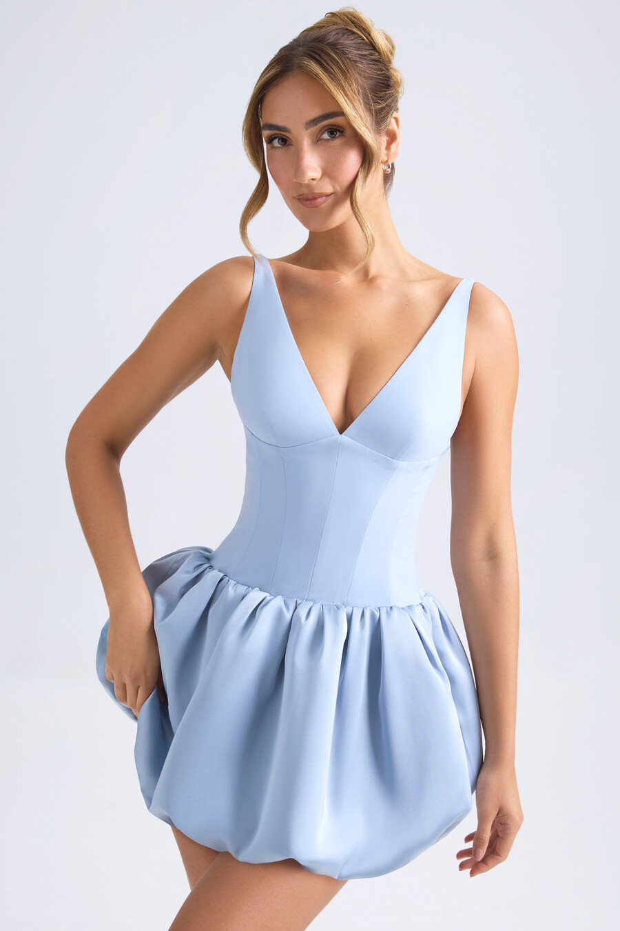 vestido micro curto com corpete e barra balonê com amarração nas costas na cor azul claro.