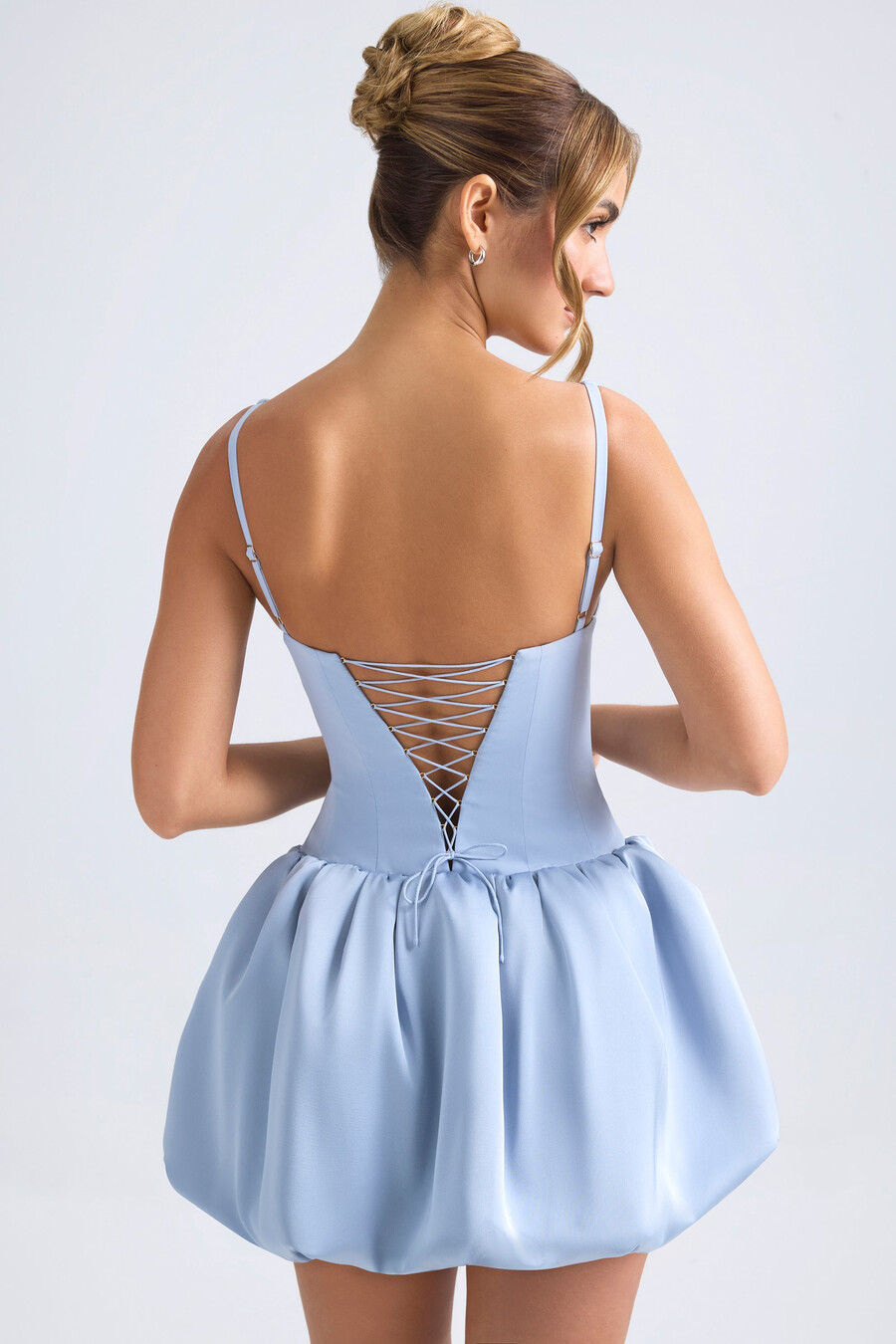 vestido micro curto com corpete e barra balonê com amarração nas costas na cor azul claro.