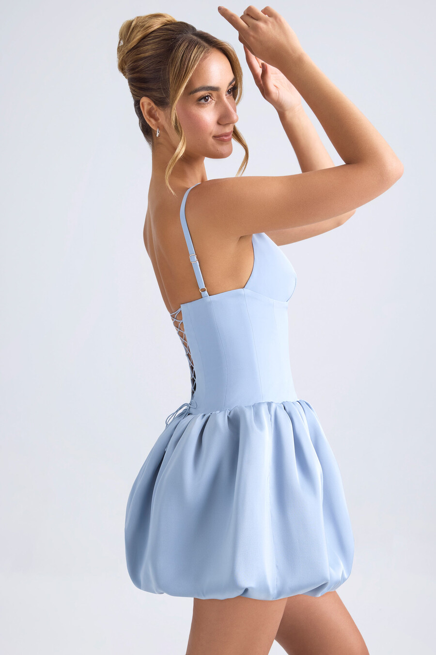 vestido micro curto com corpete e barra balonê com amarração nas costas na cor azul claro.