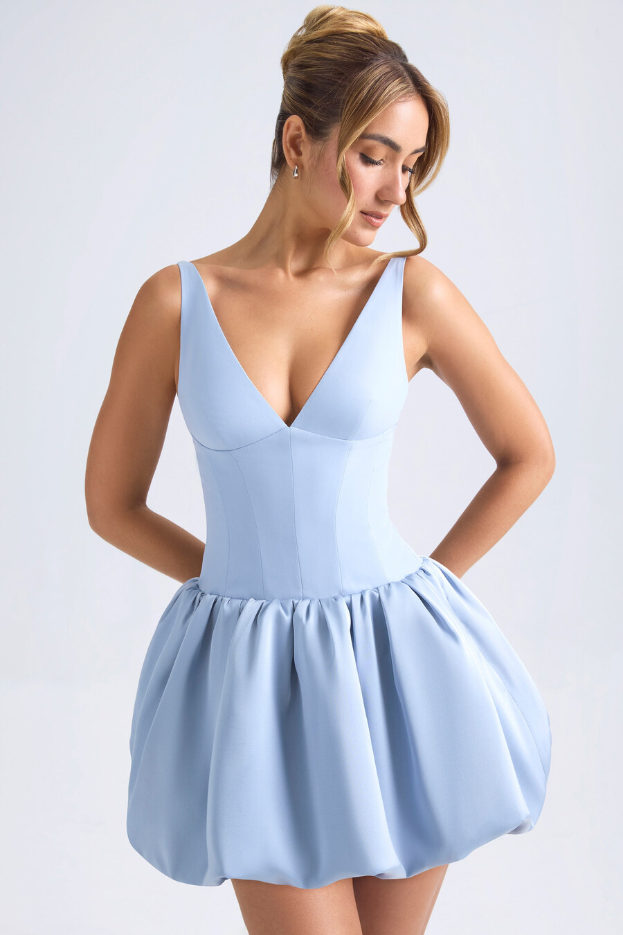 vestido micro curto com corpete e barra balonê com amarração nas costas na cor azul claro.