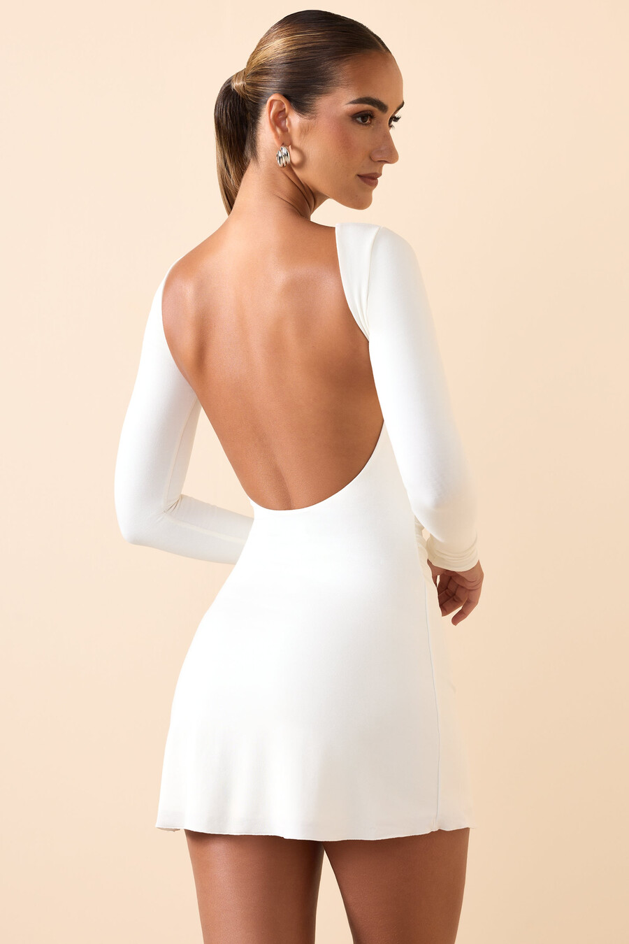 vestido curto de modal com decote nas costas e franzido na cor branca.
