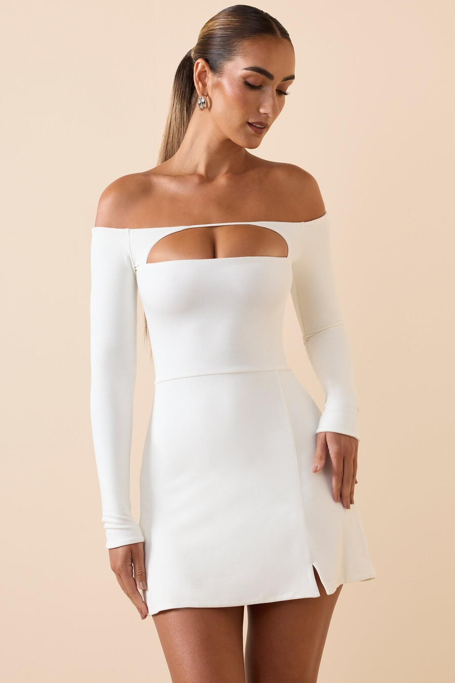 vestido curto evasê ombro a ombro em modal com recortes na cor branca.