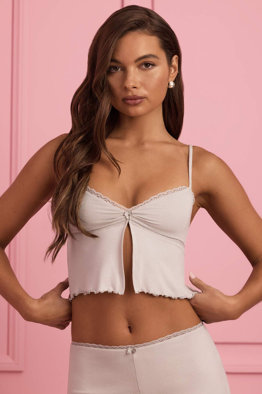 blusa de pijama estilo babydoll com detalhes em renda na cor cinza nuvem