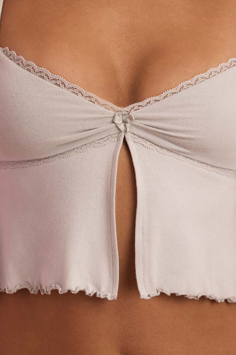 blusa de pijama estilo babydoll com detalhes em renda na cor cinza nuvem