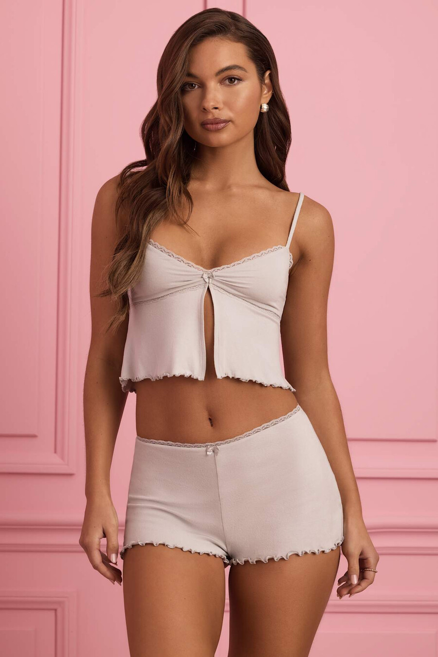 shorts de pijama de cintura média com detalhes em renda na cor cinza nuvem.