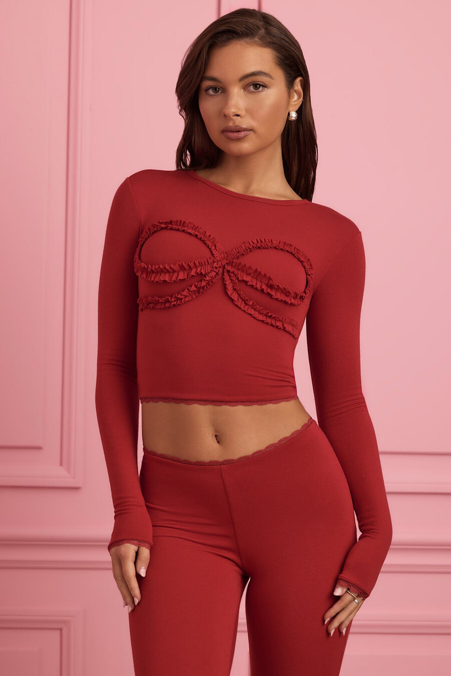 blusa de pijama com apliques e detalhes em renda na cor vermelho rubi