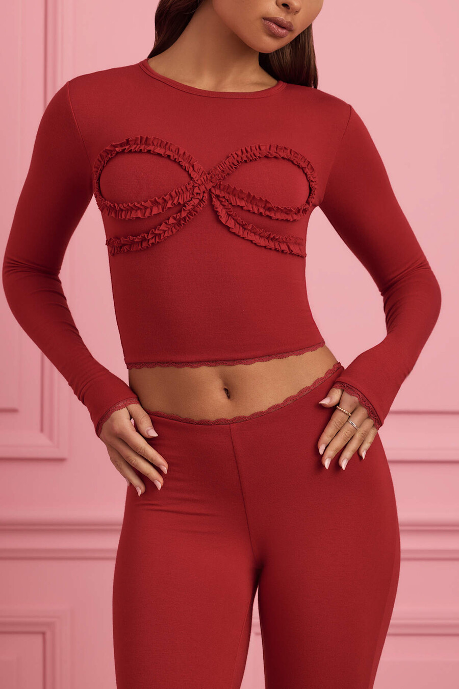 blusa de pijama com apliques e detalhes em renda na cor vermelho rubi